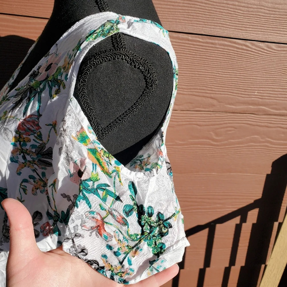 a.n.a. Women's Cold Shoulder Top Size Medium White Floral V-Neck Short Sleeve - Picture 9 of 13